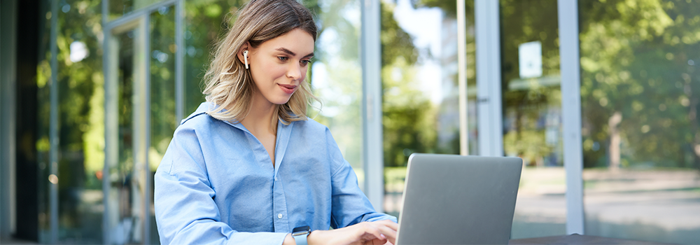 Illustration d'une femme travaillant dehors avec un ordinateur portable
