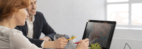 Deux collaborateurs échangent devant un ordinateur portable pour moderniser la communication RH en entreprise