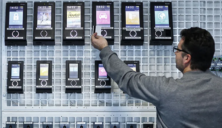 badgelezers getest en geproduceerd in Frankrijk