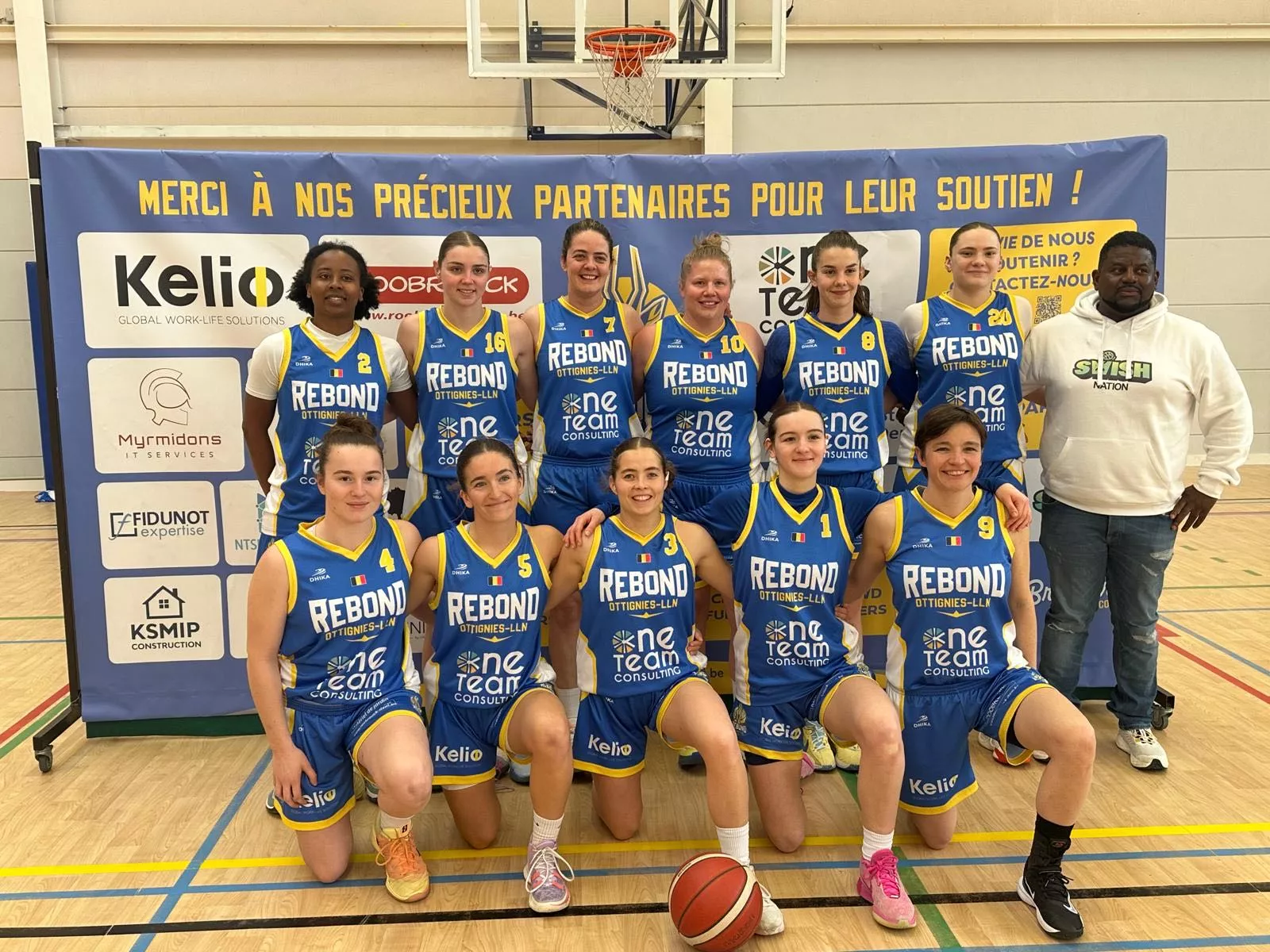 Speelster van het dames team van Rebond Royal in een door Kelio gesponsord shirt.
