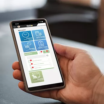 employés itinérants pointer sur mobile - smartphone