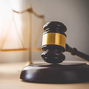 Gerechtshamer die de wettelijke verplichting voor tijdregistratie in België vanaf 2027 symboliseert.