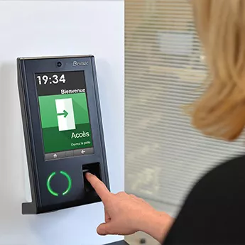 Une timbreuse tactile et connectée